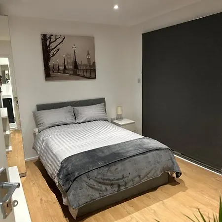 Self-Contained En-Suite Room Very Close To Wembley Stadium